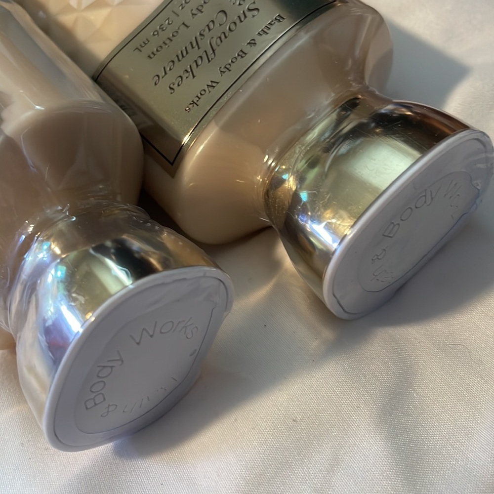 Bath & Body Works Snowflakes & Cashmere Body Lotion NEW! Retired scent!! - Picture 3 of 5